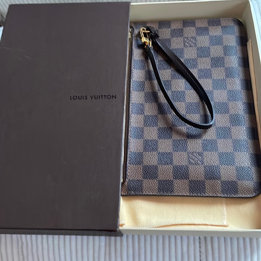 Louis Vuitton NWOT Neverfull Clutch/Wristlet EXCELLENT CONDITION NEVER USED